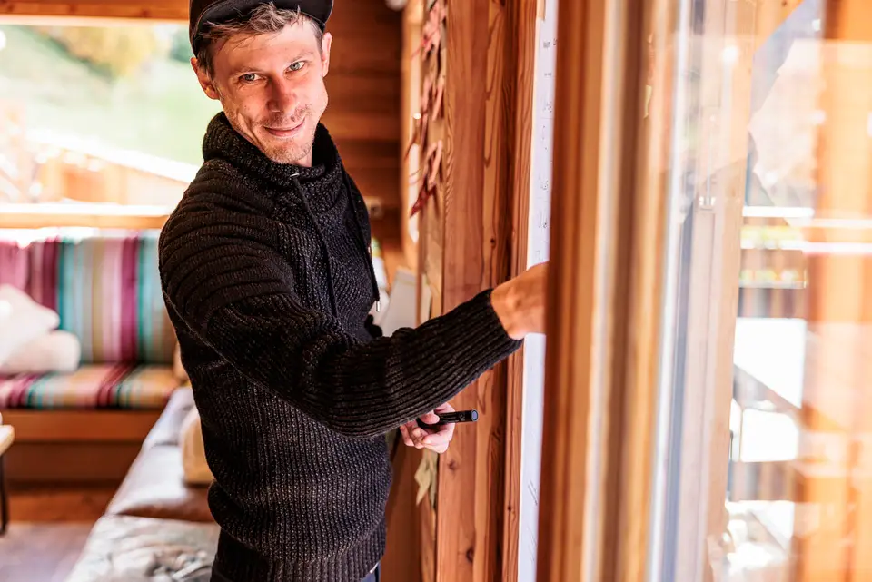 Experte für Employer Branding grinst dich an